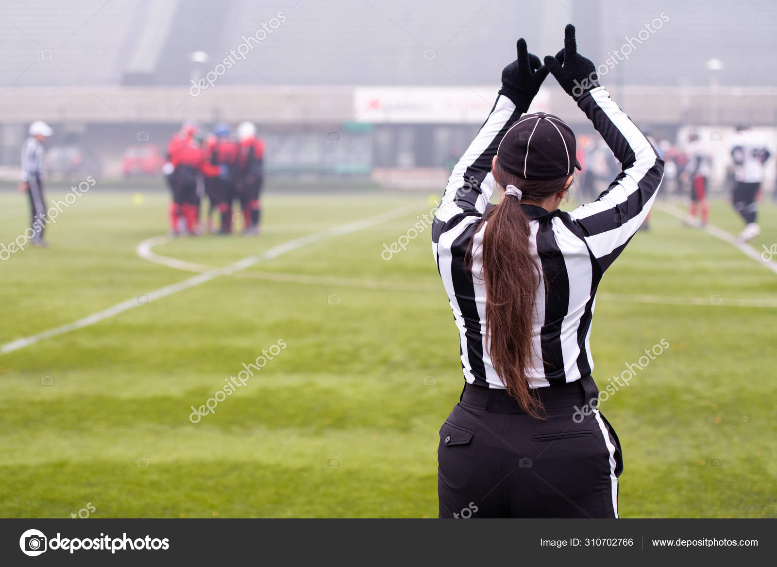 Visão traseira do árbitro de futebol americano feminino fotos, imagens de ©  .shock #310702766